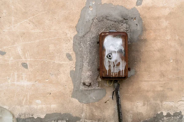 Παλιό Ηλεκτρικό Κουτί Ελέγχου Στον Τσιμεντένιο Τοίχο Αντιγραφή Χώρου — Φωτογραφία Αρχείου