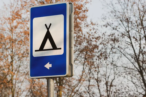 Blue Road Sign Camping Trees Background — Stock Photo, Image