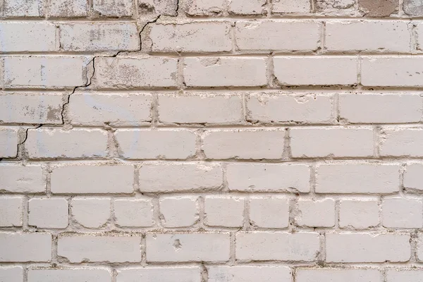 Köşesinde Çatlak Olan Eski Beyaz Tuğla Duvar Arkaplanı — Stok fotoğraf