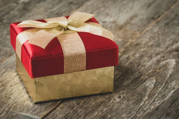 出席任何假日的概念 情人节或生日礼物盒 上面有金色缎带 — 图库照片
