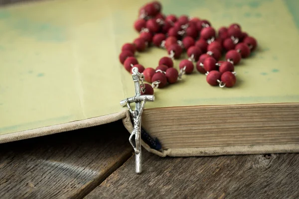 Rosaire Catholique Trouvent Sur Ancien Livre Ouvert — Photo
