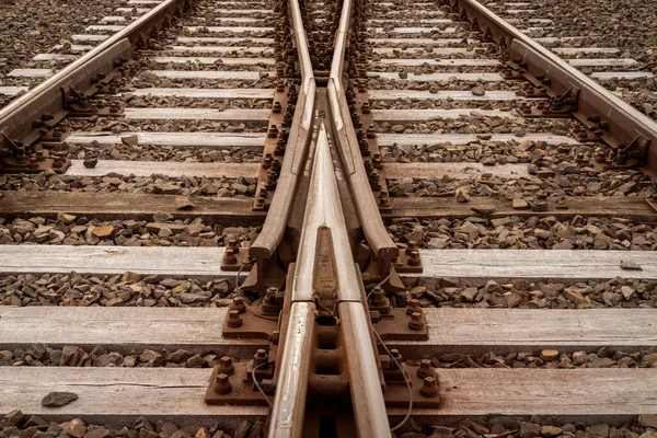 Dos Vías Ferrocarril Fusionan Elegir Camino Correcto Tomar Concepto Decisión —  Fotos de Stock