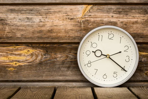 Klassische Wanduhr Auf Altem Holzgrund Kopierraum — Stockfoto