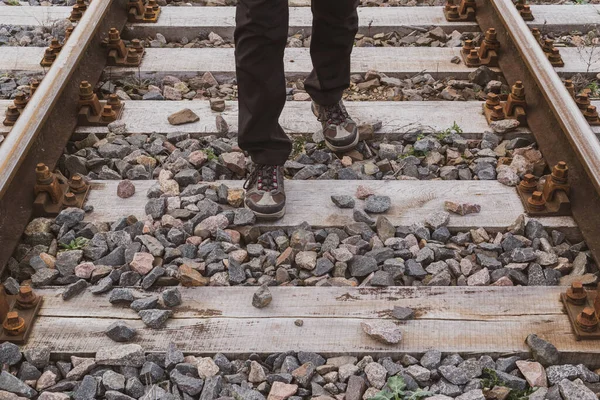 Tren Raylarında Yürüyen Bir Adam Trenler Kendileri Için Bir Tehdit — Stok fotoğraf