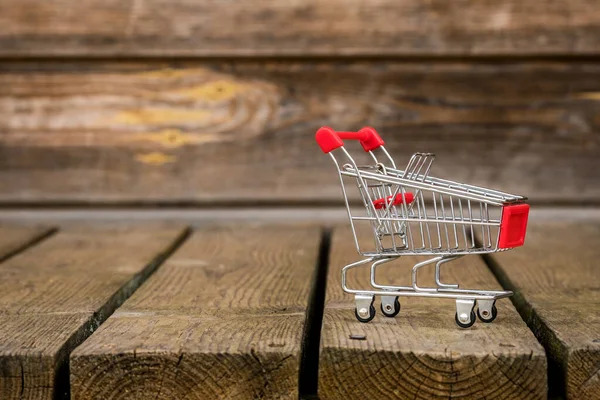 Pequeño Carrito Compras Sobre Fondo Madera Con Ruedas — Foto de Stock