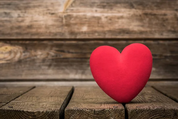 Corazón Rojo Sobre Fondo Madera Envejecida Amor Romance — Foto de Stock