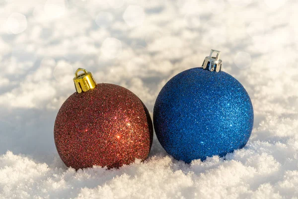 Blaue Und Rote Christbaumkugeln Auf Dem Weißen Neuschnee — Stockfoto