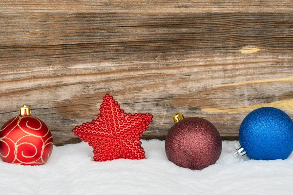 Kerstversiering Kerstballen Sneeuw Kopieerruimte — Stockfoto