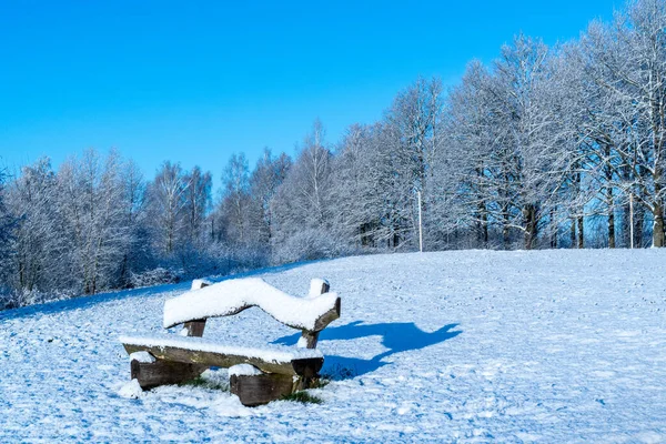 Zimowy Krajobraz Opuszczoną Ławką Pokrytą Świeżym Śniegiem — Zdjęcie stockowe
