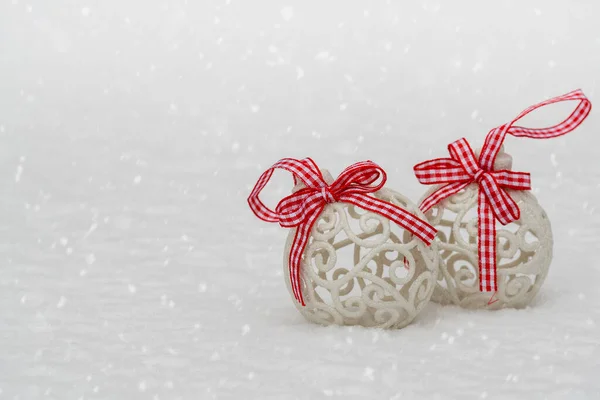 Twee Kerstballen Met Een Rode Strik Sneeuwdag — Stockfoto