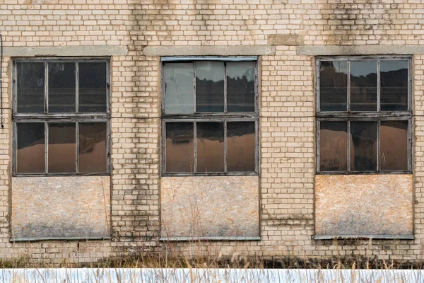 古い放棄された工業ビルの窓 — ストック写真