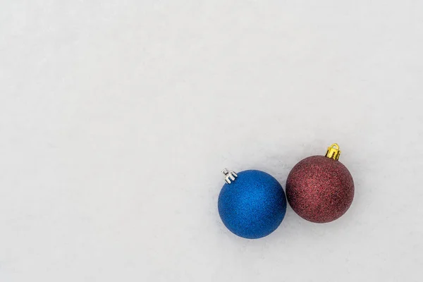 Boules Noël Bleues Rouges Sur Neige Vue Dessus Espace Copie — Photo