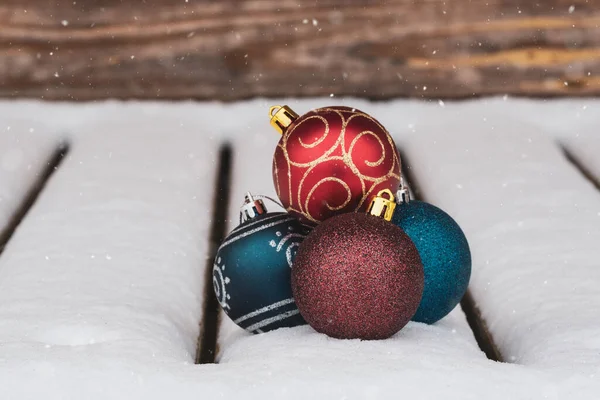 Kerstcompositie Met Kerstballen Bij Een Sneeuwbui — Stockfoto