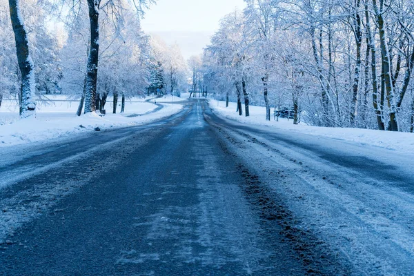 没有车的冬季肮脏道路 多云天气下冬季危险的驾驶条件 — 图库照片