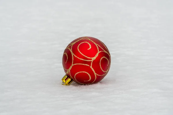 Bola Roja Navidad Yaciendo Nieve —  Fotos de Stock