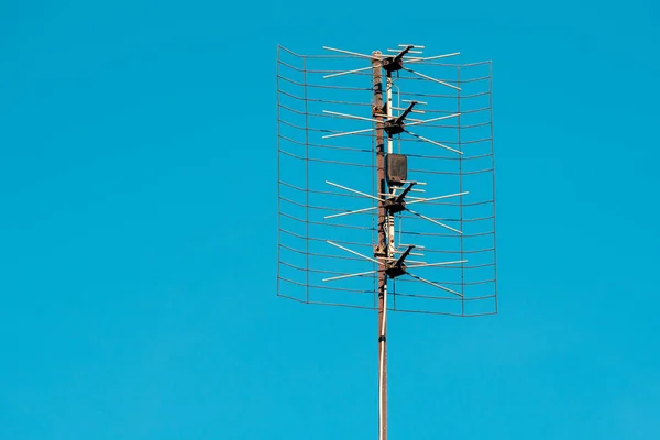 Açık Arkaplanda Eski Bir Anteni — Stok fotoğraf