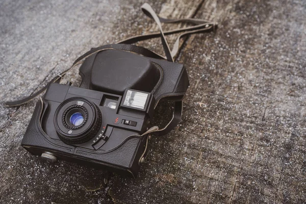 Retro Zwarte Camera Liggend Houten Achtergrond Met Een Kleine Hoeveelheid — Stockfoto