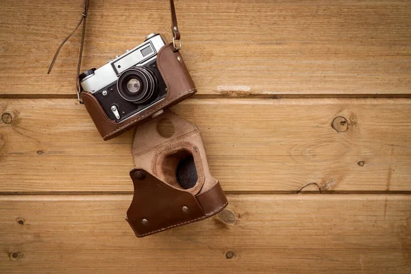 Retro Camera Hangend Aan Houten Muurachtergrond Kopieerruimte — Stockfoto