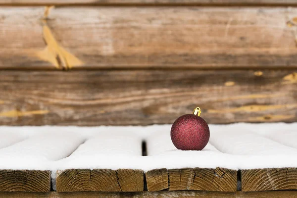 雪の中でクリスマスの泡 クリスマスと新年の背景 — ストック写真