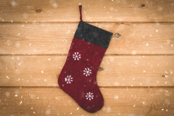 Χριστουγεννιάτικη Κάλτσα Κρέμεται Στον Τοίχο Έξω Ένα Χιονισμένο Καιρό — Φωτογραφία Αρχείου
