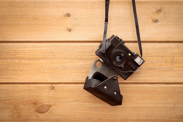 Old 35Mm Camera Hanging Wood Wall Copy Space — Stock Photo, Image