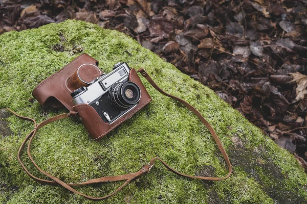 Retro 35Mm Camera Liggend Mossige Steen — Stockfoto