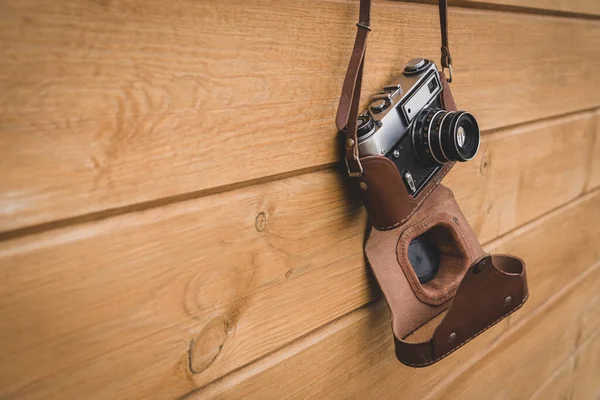 Retro Fotocamera Opknoping Houten Muur — Stockfoto