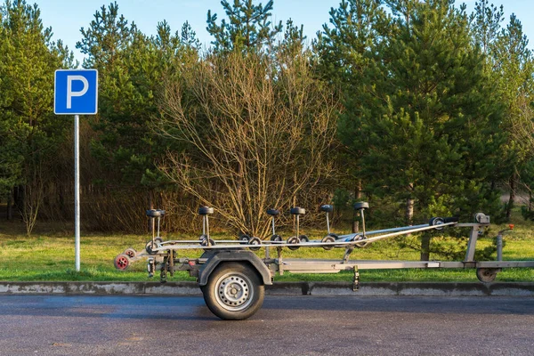 駐車場のボートのための空のトレーラー — ストック写真