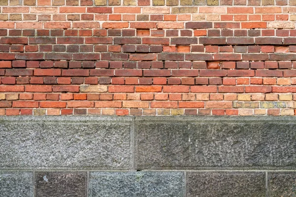 Kırmızı Tuğla Bina Duvarı Parçası Alt Kısımda Granit Bir Bodrum — Stok fotoğraf