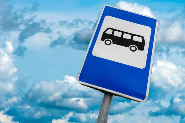 Sinal Parada Ônibus Uma Frente Céu Nublado — Fotografia de Stock