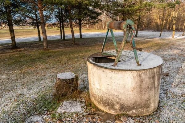 田舎の古い井戸で 写真は寒い天候で撮影されました — ストック写真