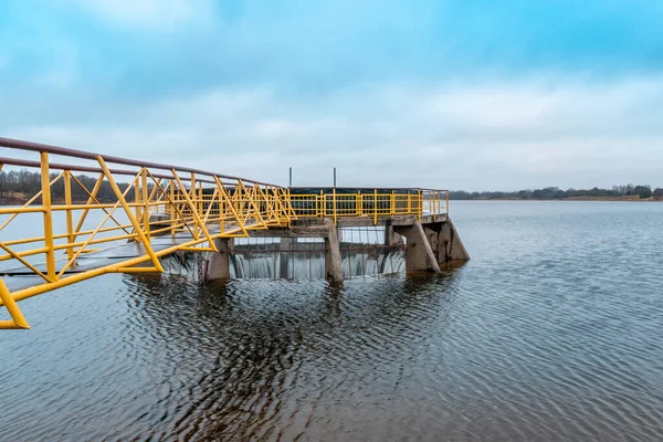 Dam Rivier Wateropnamefaciliteit Waterstroom Beperken Metalen Betonconstructie — Stockfoto
