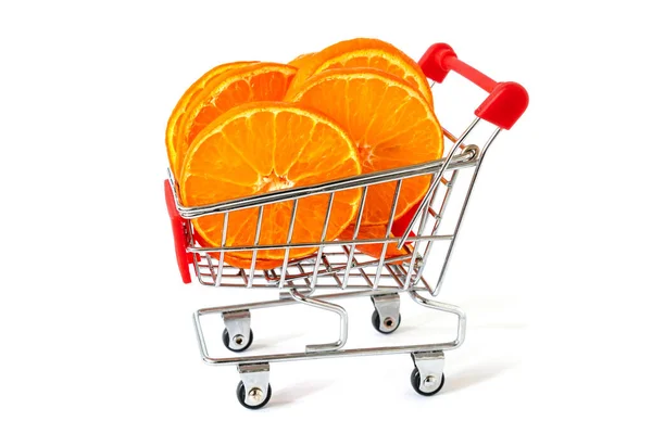 スライスオレンジでいっぱいのショッピングトロリー白い背景に隔離された — ストック写真
