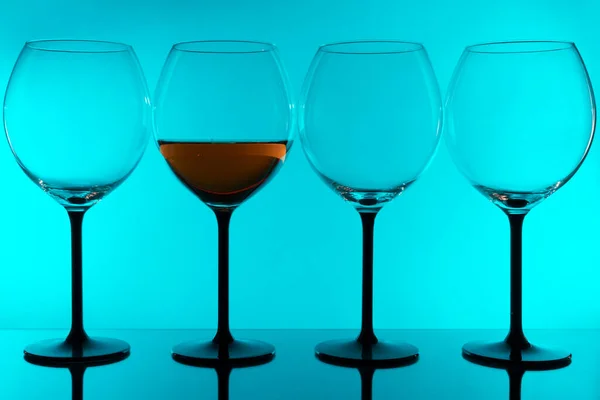 Quattro Bicchieri Vino Sfondo Blu Con Riflesso — Foto Stock