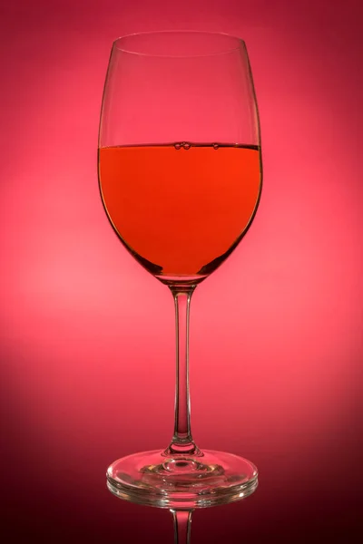 Copa Vino Tinto Con Reflexión Sobre Fondo Rojo —  Fotos de Stock