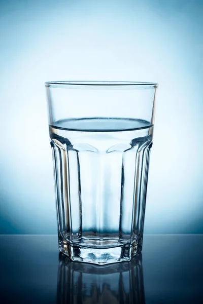 Transparentes Glas Gefüllt Mit Reinem Wasser Blauer Farbe Getönt — Stockfoto