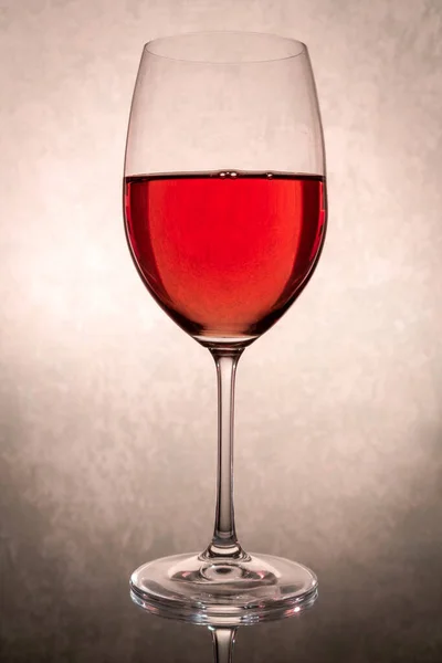 葡萄酒背景上有红葡萄酒的葡萄酒 — 图库照片
