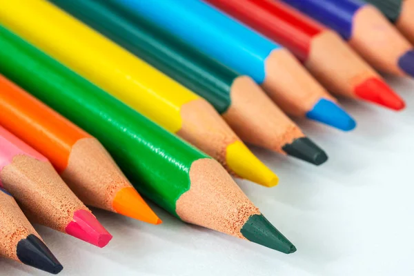 在白色背景上的许多彩色铅笔蜡笔画的特写 配发锋利的彩色铅笔 彩绘铅笔 有选择的重点 — 图库照片
