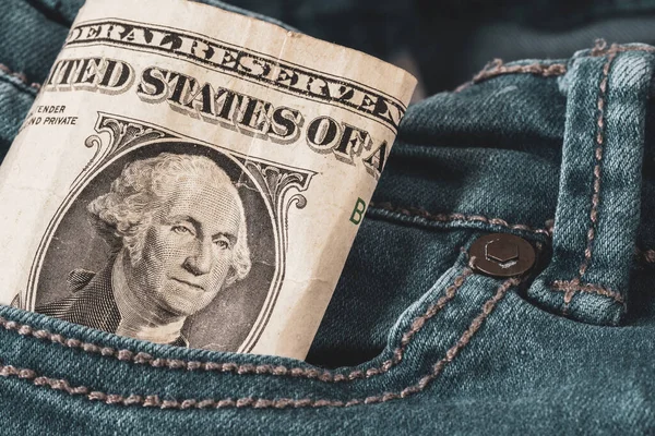 青いジーンズのポケットから突き出た1ドル — ストック写真