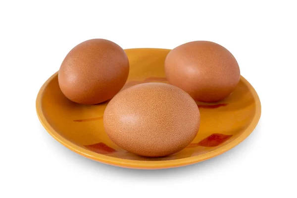 白い背景に3つの茶色の鶏の卵が皿の上に横たわっています 焼く材料 — ストック写真