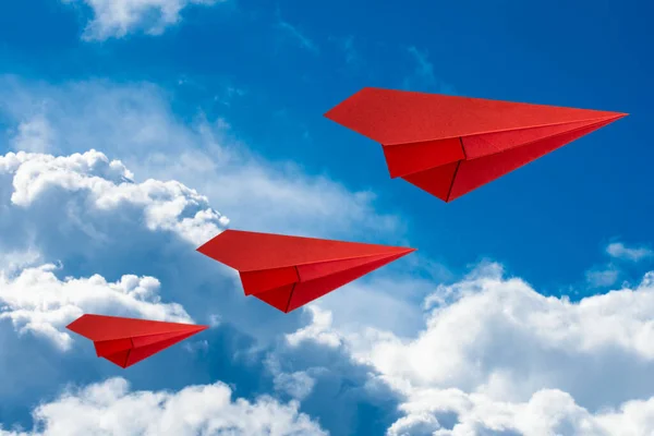 红色的纸飞机在多云的天空中飞行 旅行概念 — 图库照片