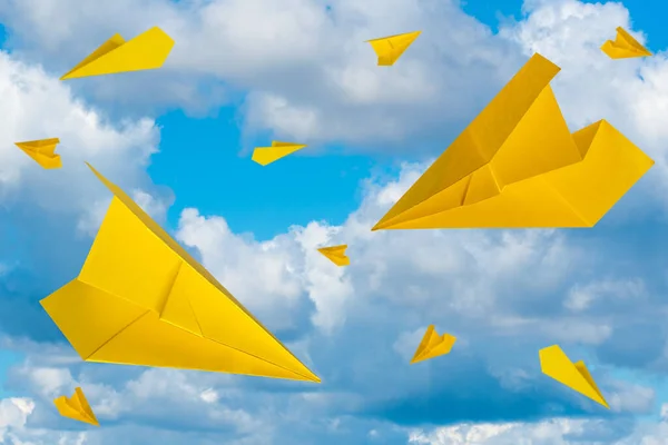 Aviones Amarillos Papel Volando Cielo Nublado Concepto Viaje —  Fotos de Stock