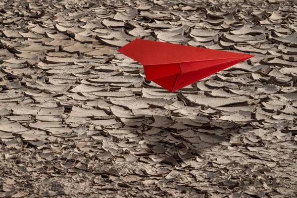Avión Papel Rojo Volando Sobre Tierra Seca Concepto Para Cambio —  Fotos de Stock