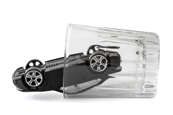 Spielzeugauto Einem Wodkaglas Isoliert Auf Weißem Hintergrund Trunkenheit Steuer — Stockfoto