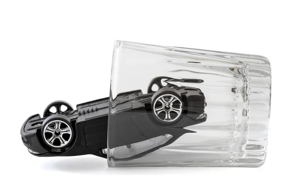 Voiture Jouet Dans Verre Vodka Isolé Sur Fond Blanc Concept — Photo