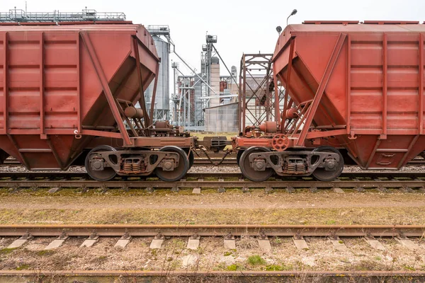 Blick Auf Das Getreideterminal Durch Die Beiden Miteinander Verbundenen Eisenbahnwaggons — Stockfoto