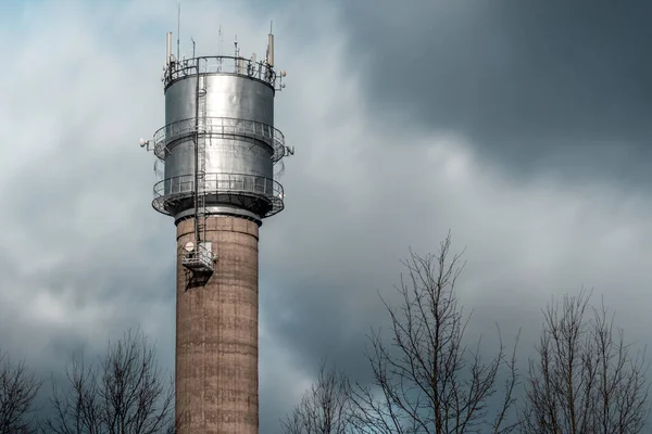 Watertoren Met Communicatie Antennes Onder Stormachtige Hemel Met Donkere Regenwolken — Stockfoto