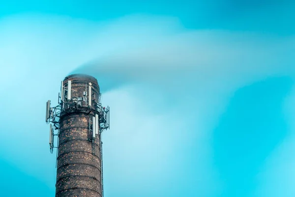 複数のアンテナを備えた高工業用煙突の上 工場の煙突と長い露出で蒸気 — ストック写真