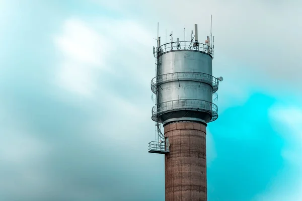 Wasserturm Der Stadt Versorgungsinfrastruktur Speicherbecken Wasserturm Mit Kommunikationsantenne Von Telekommunikationsbetreibern — Stockfoto