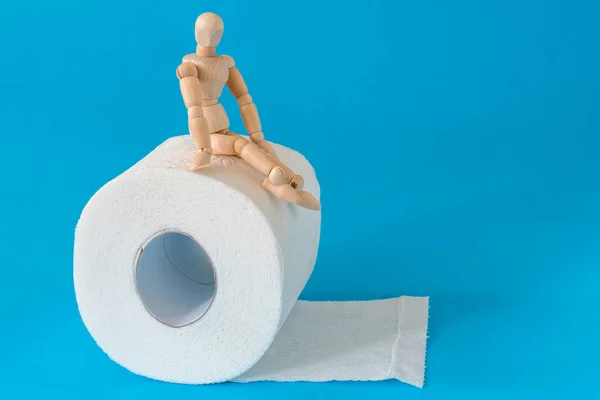 Houten Figuur Zit Een Rol Toiletpapier Concept Van Het Probleem — Stockfoto